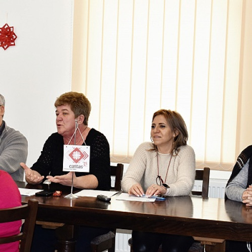 Seniorii din Livada discută despre bătrânețe în cadrul centrului Caritas