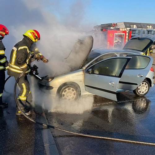 Incendiu la un autoturism pe strada Iuliu Coroianu din Satu Mare