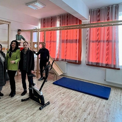Copiii de la Centrul Școlar pentru Educație Inclusivă din Satu Mare au un nou loc de joacă