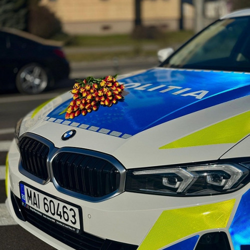 Florile și zâmbetele polițiștilor de la Satu Mare, un gest de apreciere de Ziua Internațională a Femeii