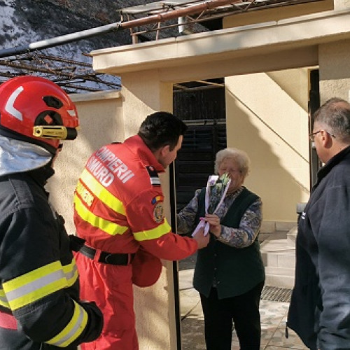Pompierii din Satu Mare au dăruit flori de Ziua Internațională a Femeii