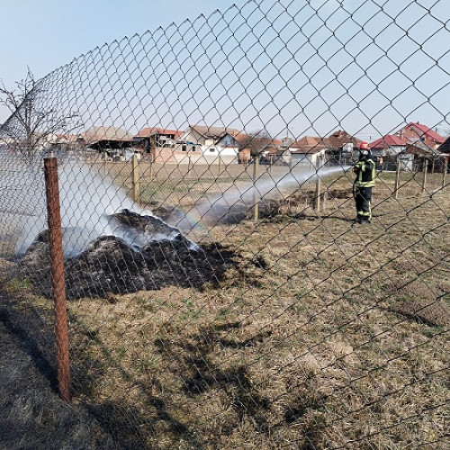 Pompierii din Satu Mare luptă cu incendiile de vegetație uscată