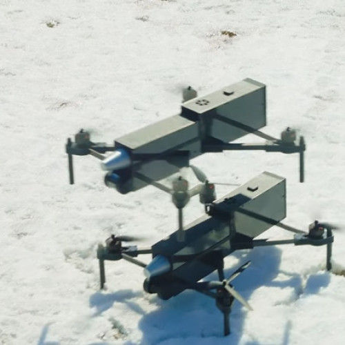Video Dezvoltatorii sud-coreeni au creat drone cu inteligență artificială care permit unui singur pilot să comande simultan 100 de FPV-uri